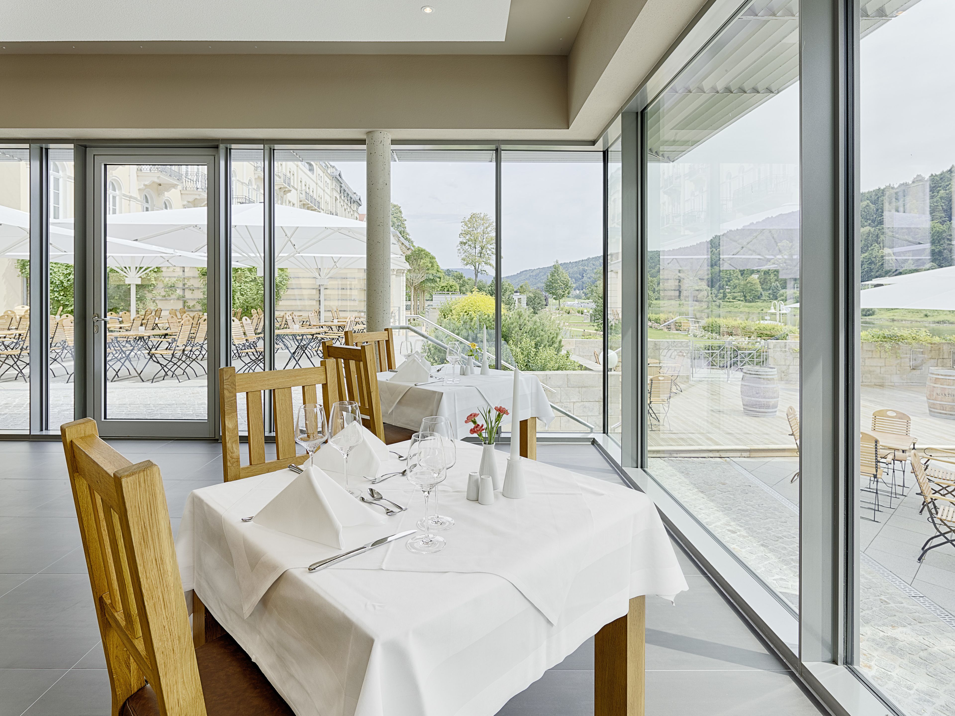 lunch and dinner served, international cuisine