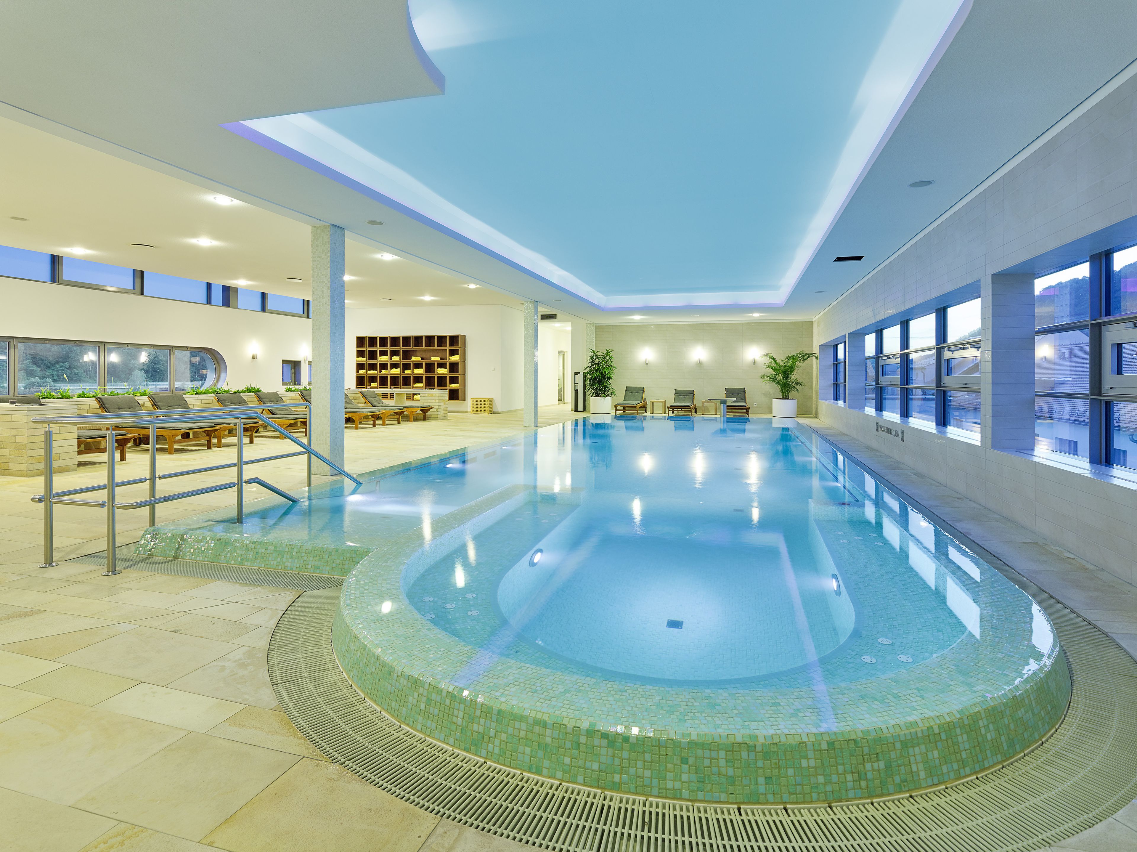 Indoor pool, sun loungers