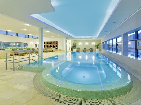 Una piscina techada, sillones reclinables de piscina. Hotel Elbresidenz an der Therme Bad Schandau