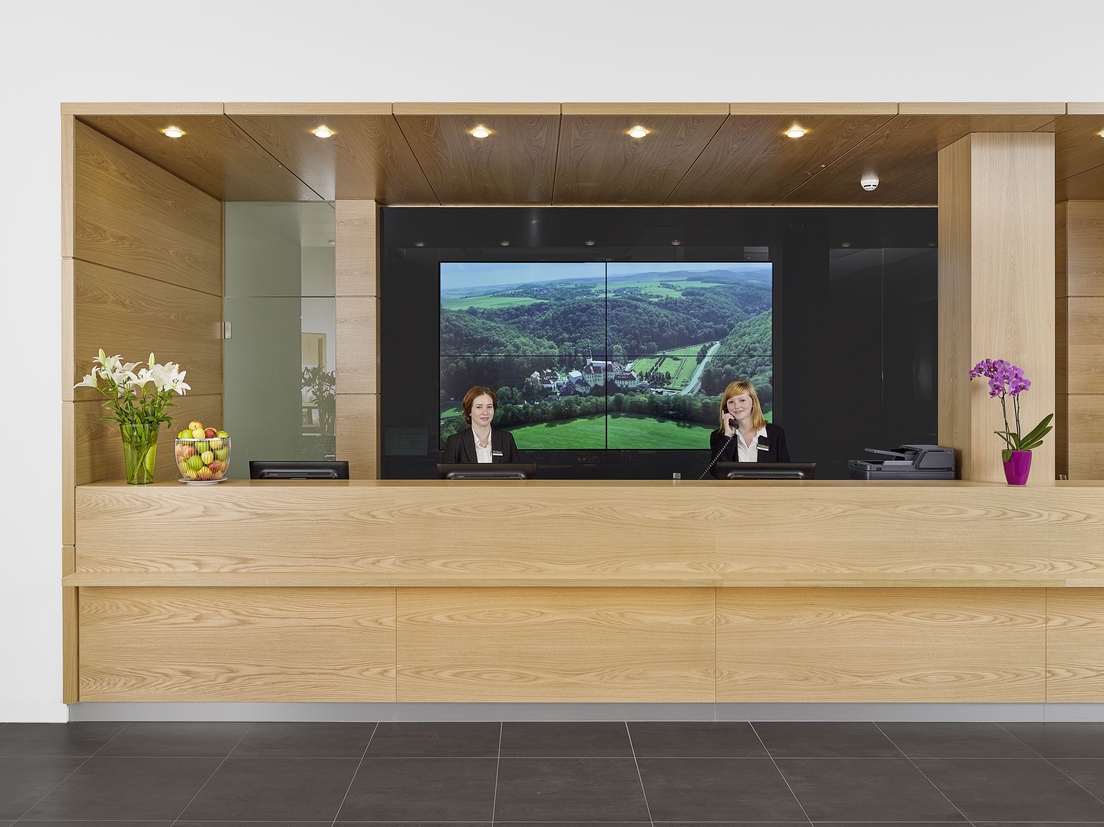 ฝ่ายต้อนรับ