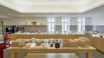 Free daily buffet breakfast
