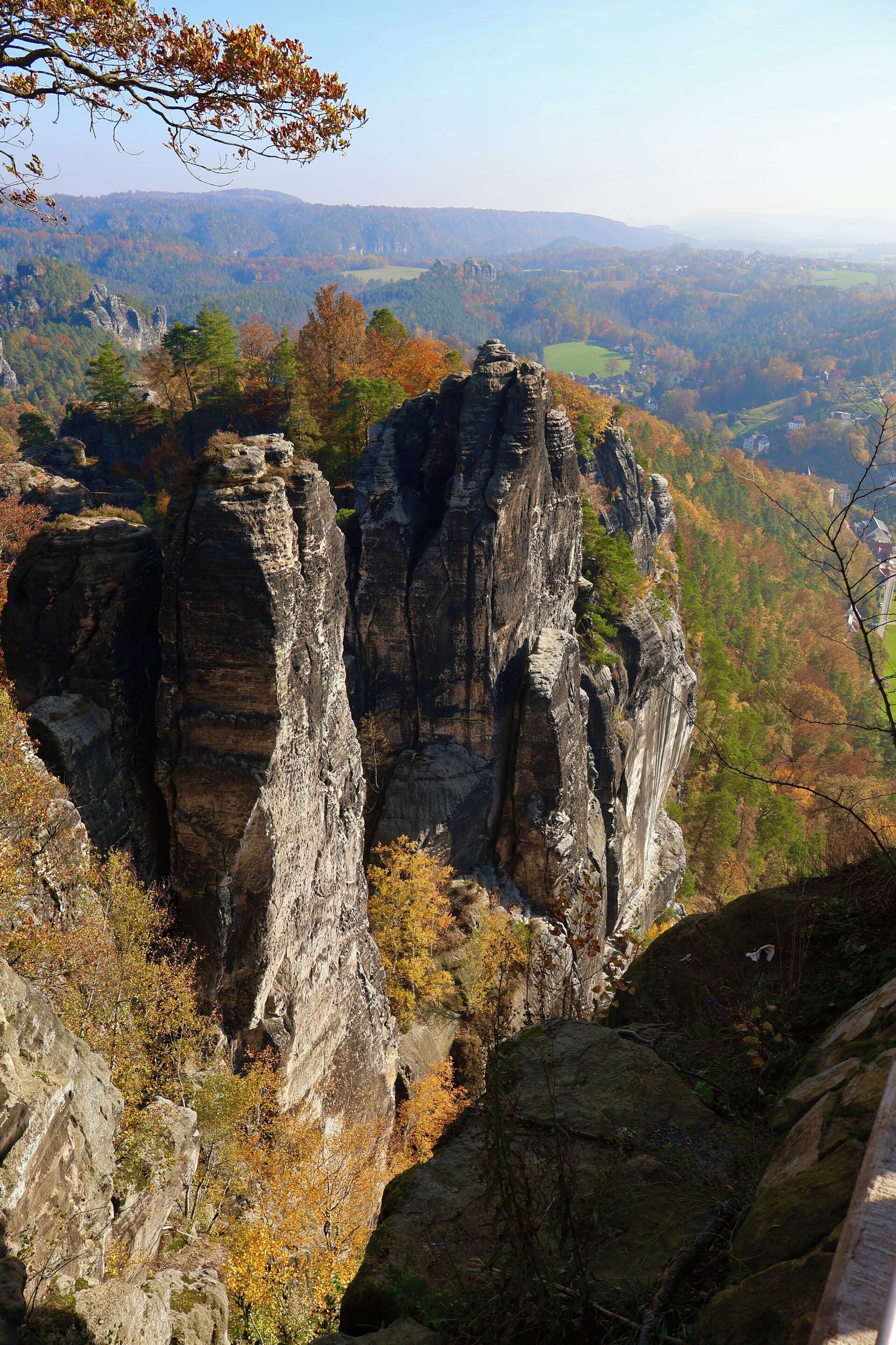 Paisatge montanyós amb roques i fullatge d'octubre.