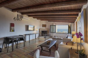 Deluxe Suite, Sea View | Minibar, desk, bed sheets