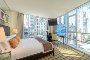 Loden Signature Corner | Premium bedding, down comforters, pillowtop beds, minibar - Loden Hotel (Vancouver)