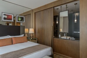 Quarto standard, 1 cama King (Loden) | Roupas de cama premium, edredons de pluma, camas com colchões pillow-top