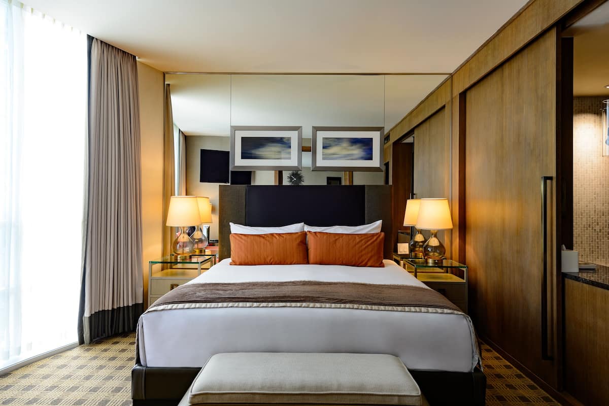 Ropa de cama de alta calidad, edredón, camas con pillow-top y minibar