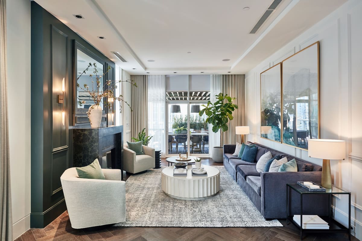 Penthouse Luxe, 2 chambres, cuisine, vue partielle sur la mer (Halo) | Coin séjour | Télévision LCD de 42 pouces avec chaßnes par cùble, télévision