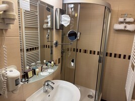 Ducha, artículos de tocador gratuitos, secador de pelo, toallas