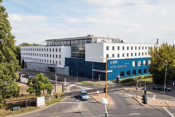 Exterior detail - Famulus Hotel (Gyor)