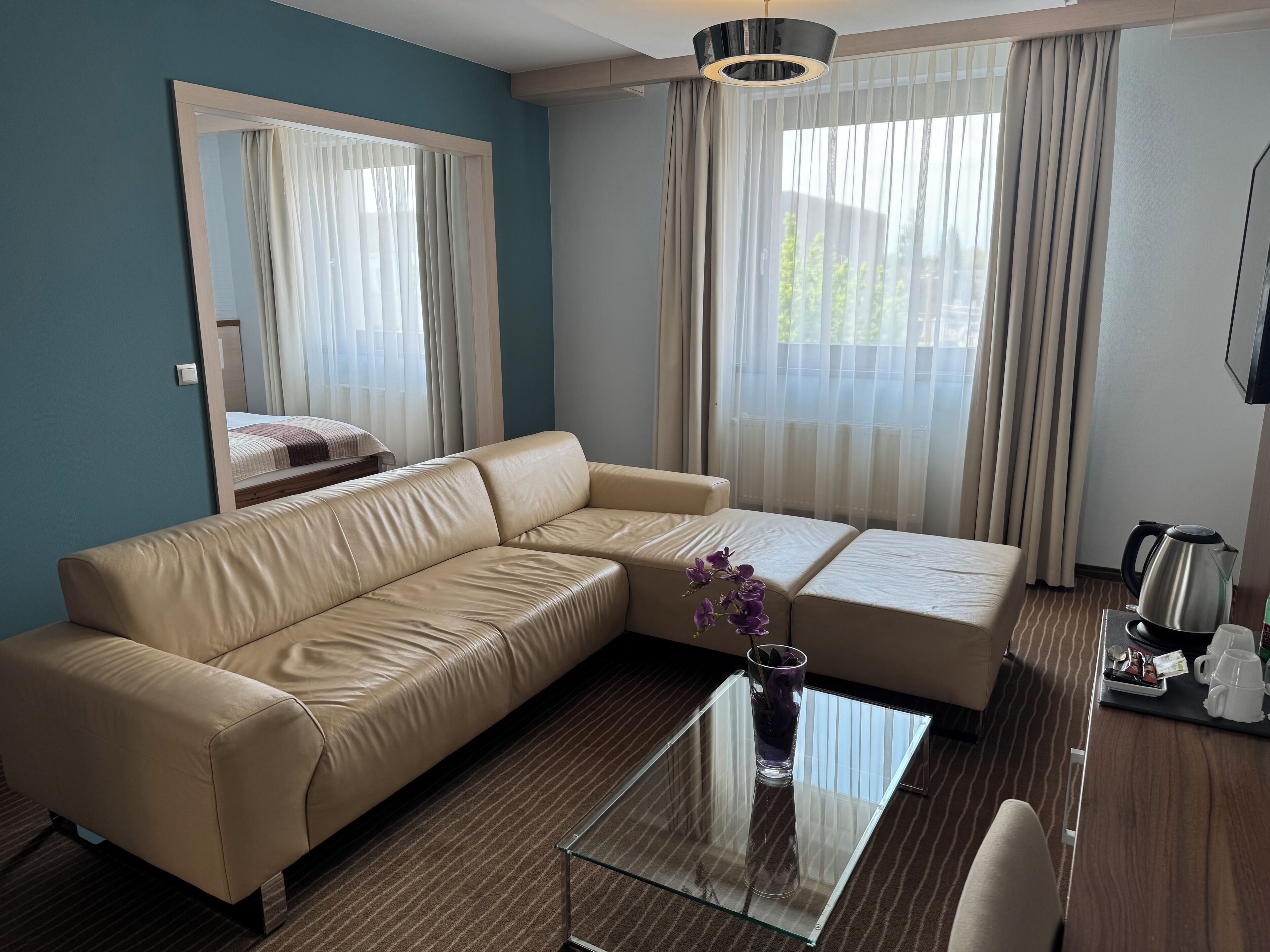 Suite – business | Oppholdsområde | En 42-tommers TV med kabel-kanaler