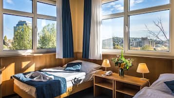 Hypo-allergenic bedding, minibar, in-room safe, desk