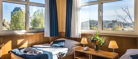 Allergitestade sängkläder, minibar och värdeförvaringsskåp på rummet