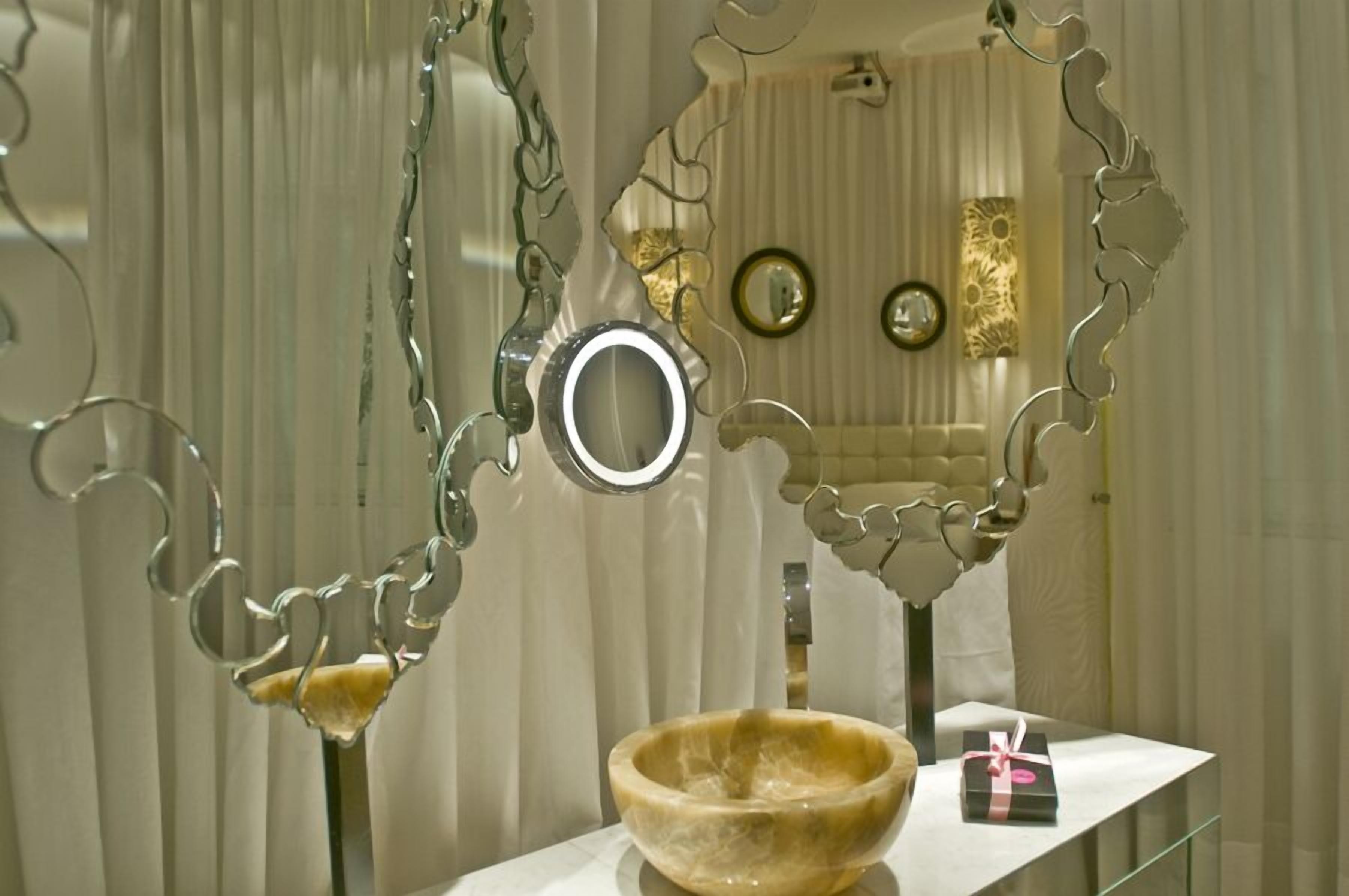 埃及棉床单、羽绒被、泰普尔床垫、迷你吧