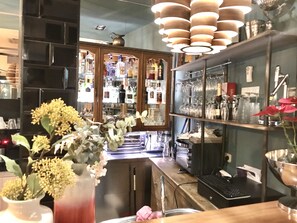 2 bar/lounge