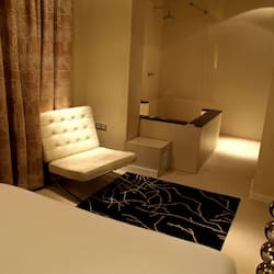Suite monolocale Junior | Bagno | Soffione a pioggia, asciugacapelli, asciugamani