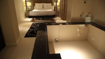 Junior Studio Suite | Egyptian cotton sheets, down comforters, Tempur-Pedic beds, minibar