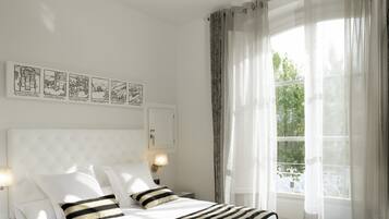 Luxe beddengoed, een minibar, een kluis op de kamer