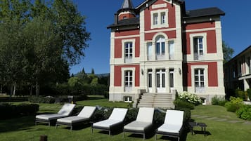 Luxe beddengoed, een minibar, een kluis op de kamer