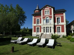 Ropa de cama de alta calidad y minibar 