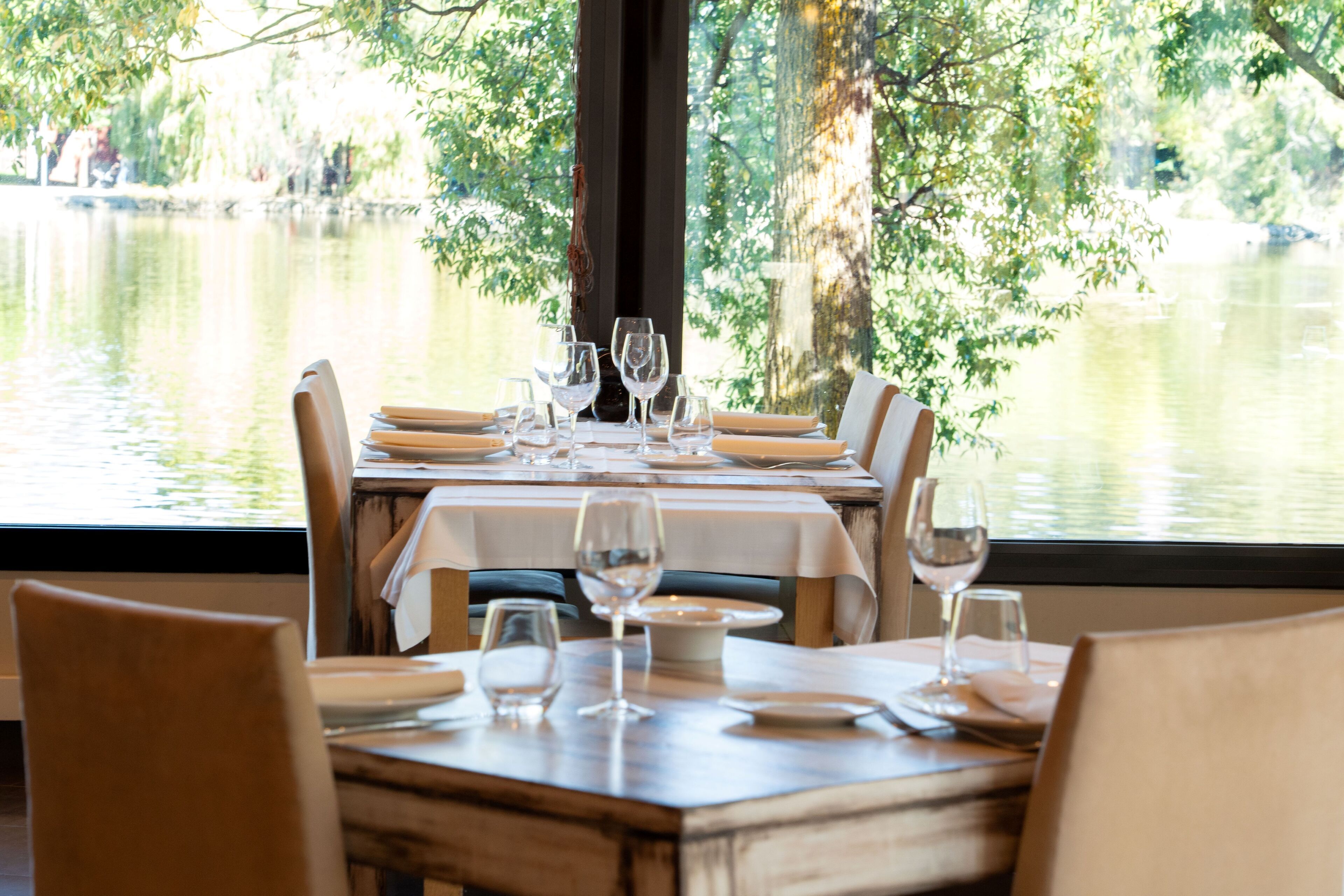 Serveert ontbijt, lunch, diner, uitzicht op de tuin 