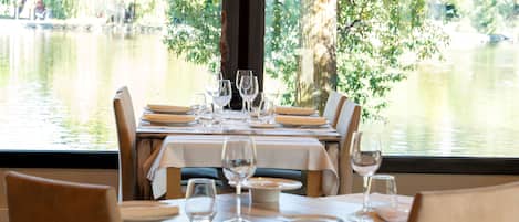 Se sirven desayunos, almuerzos y cenas (con vistas al jardín)