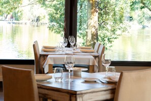 Breakfast, lunch, dinner served; garden views 