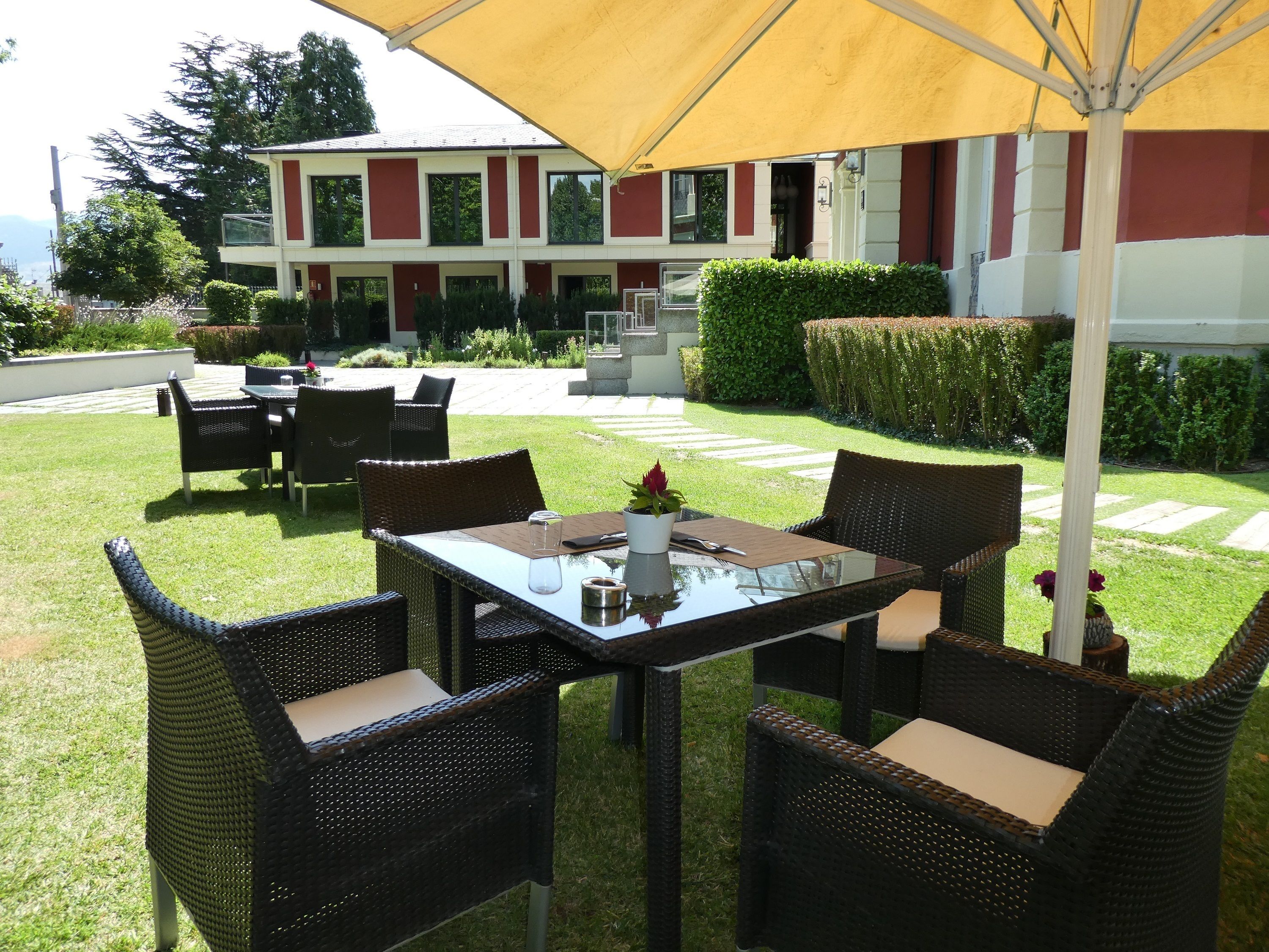 breakfast, lunch, dinner served; garden views