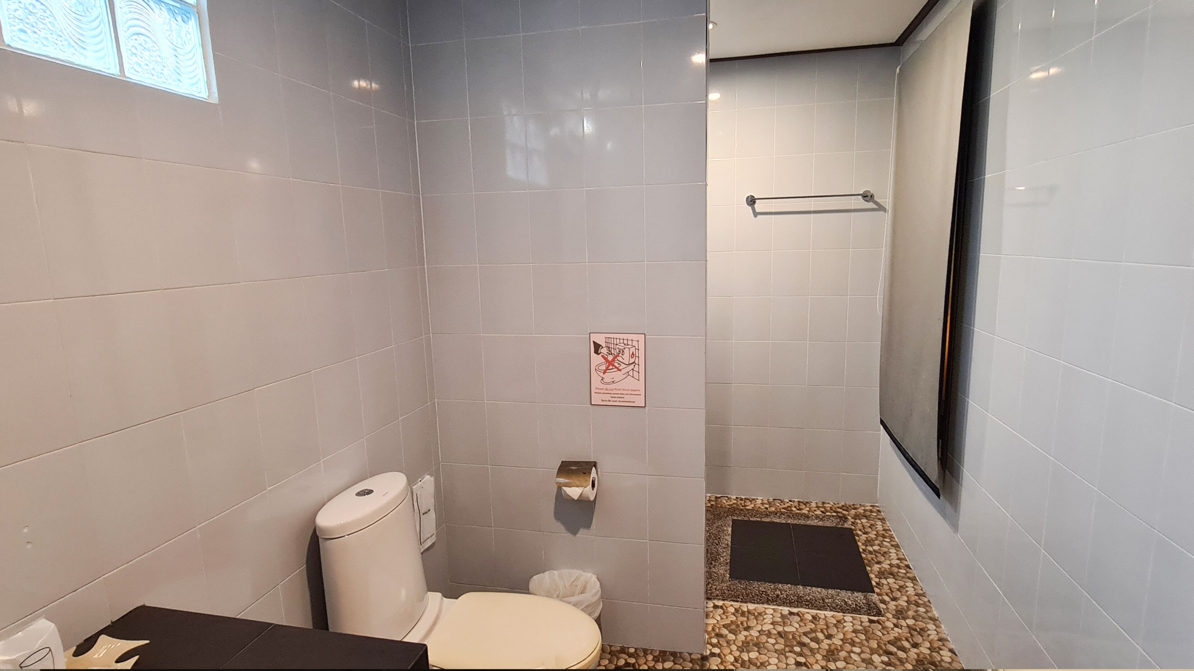 Un bany modern amb vàter, bidé i un petit lavabo.