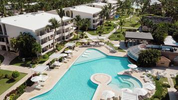 2 piscines extérieures, chaises longues