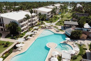 2 utendørsbassenger og solsenger