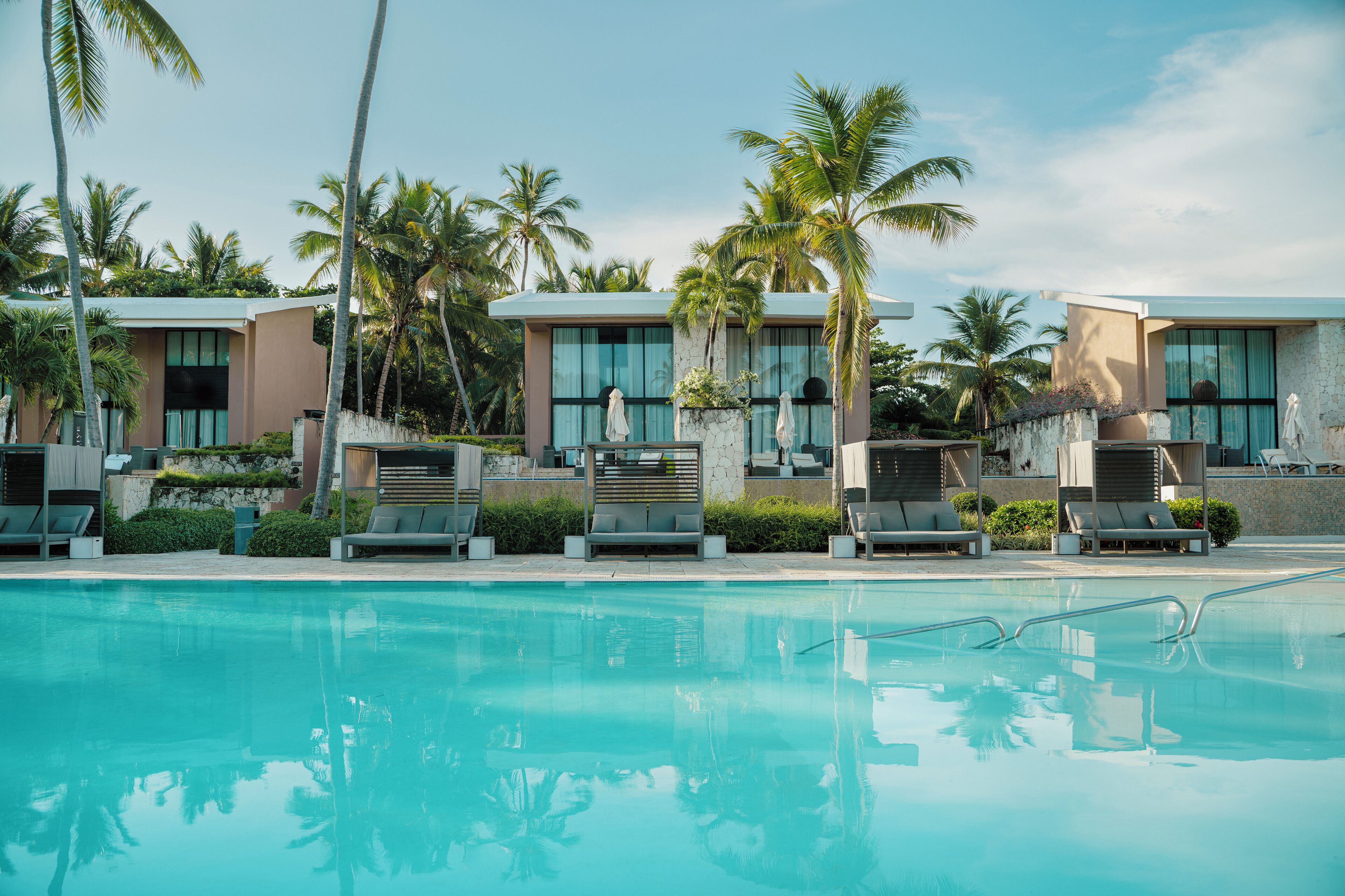 2 outdoor pools, sun loungers