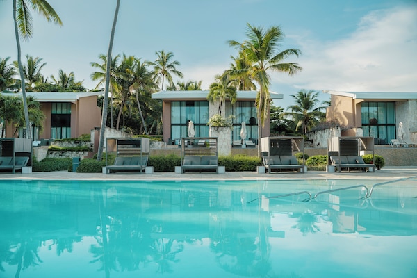 2 outdoor pools, sun loungers