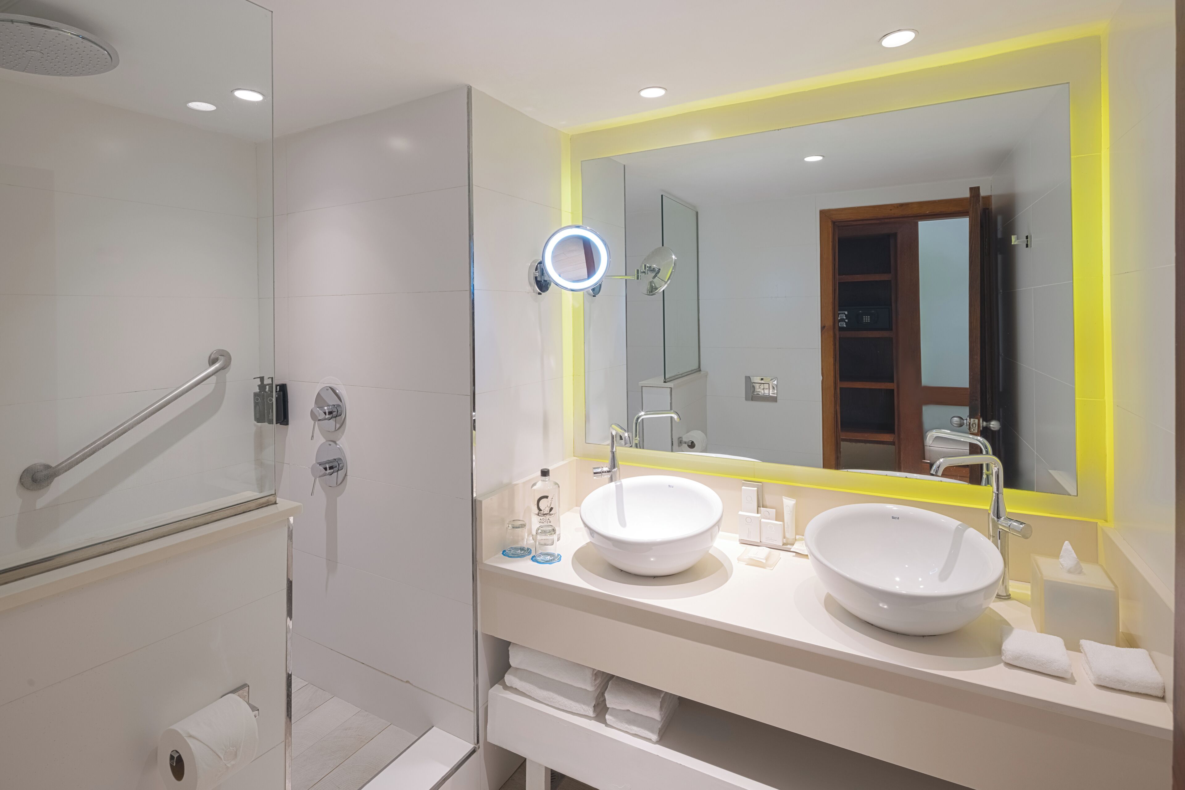 privileged deluxe & swimming pool | bathroom | separate bathtub and shower, deep-soaking bathtub