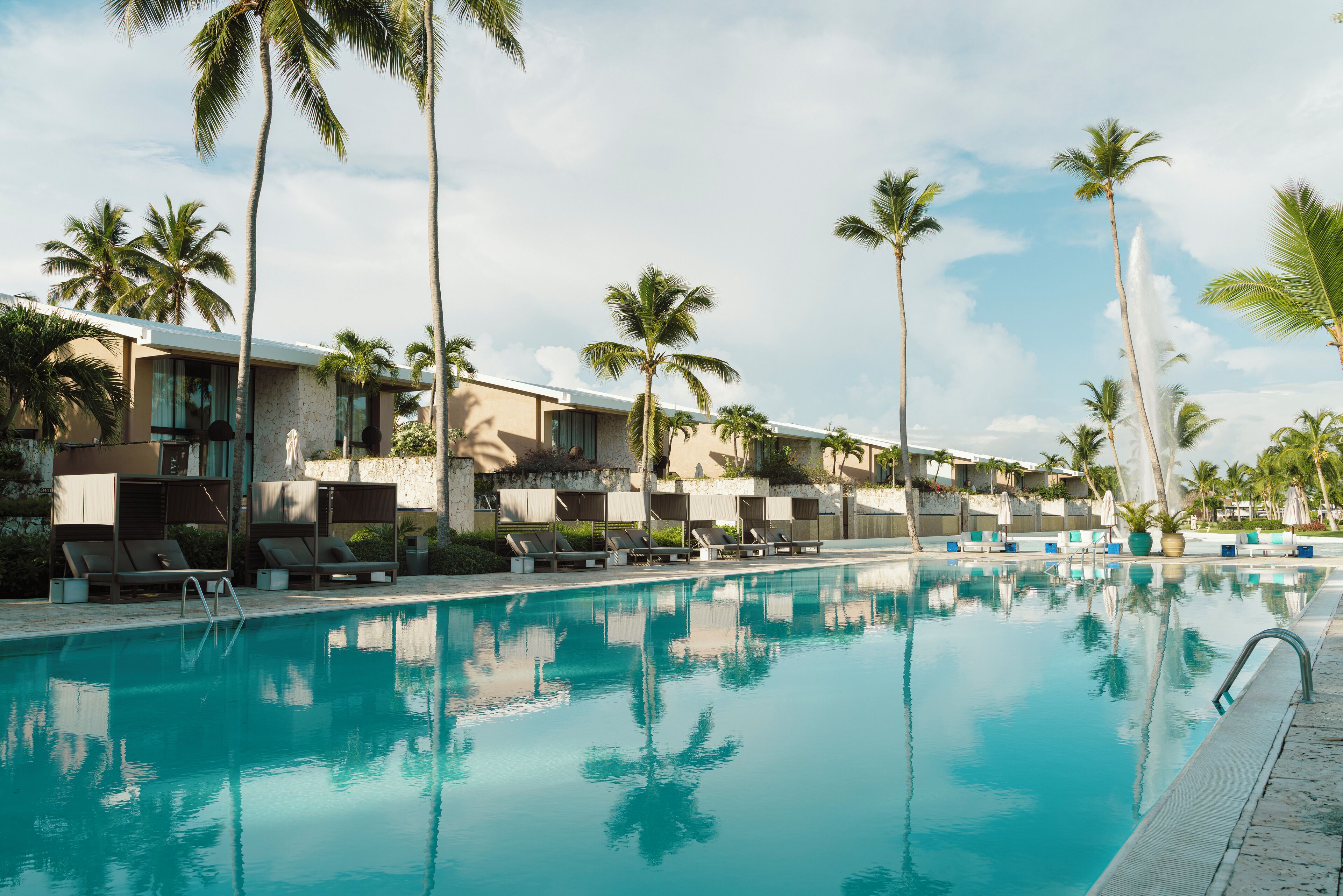 2 outdoor pools, pool loungers