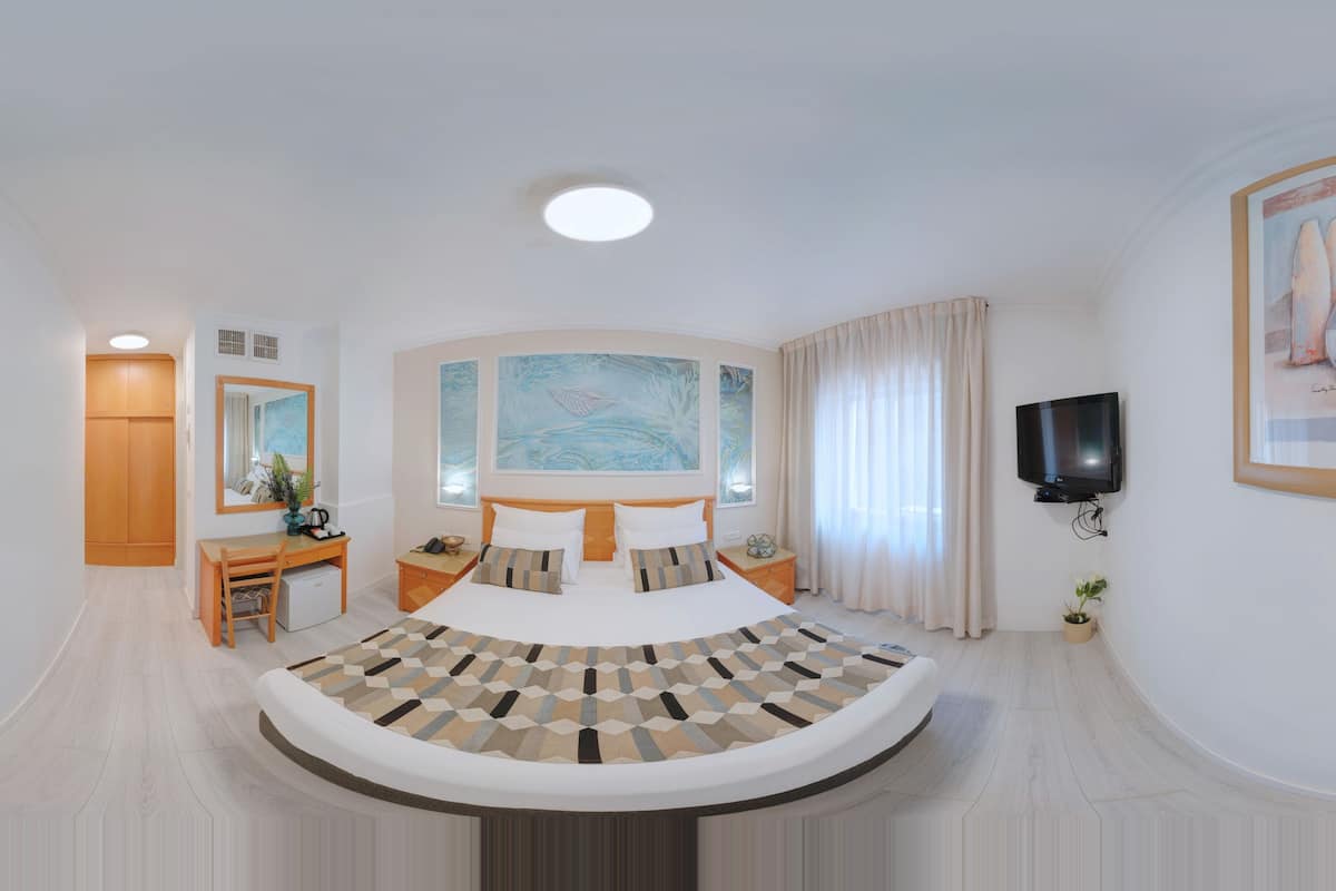Double or Twin Room | In-room safe, iron/ironing board, free WiFi