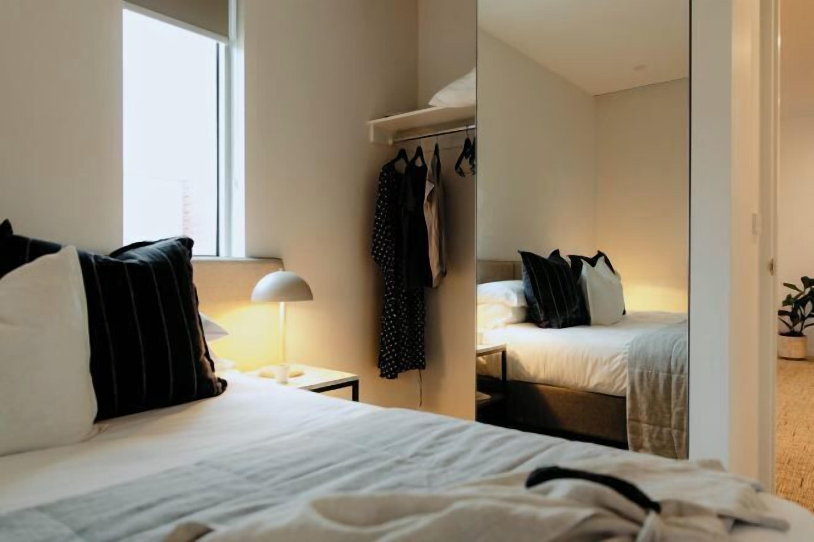 Skrivebord, strykejern/-brett og barnesenger (inkludert)