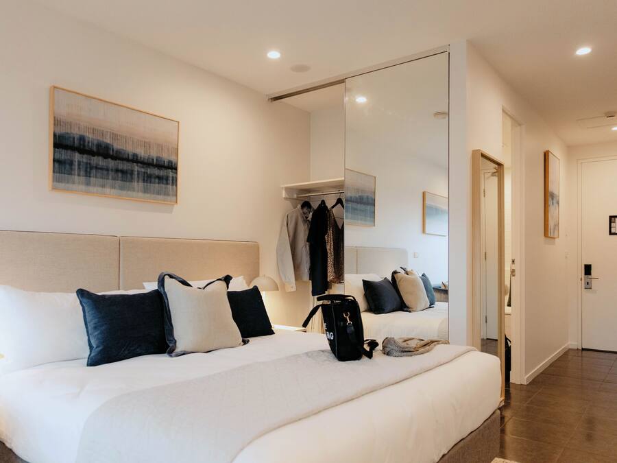 Skrivebord, strykejern/-brett og barnesenger (inkludert)