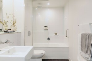 Shower, free toiletries, hair dryer, towels - Punthill Williamstown (Williamstown)