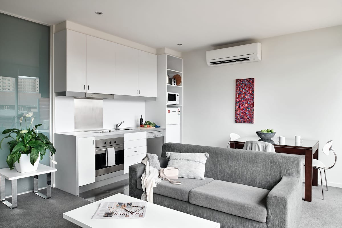 Frigorífico, microondas, placa de cocina y cafetera o tetera