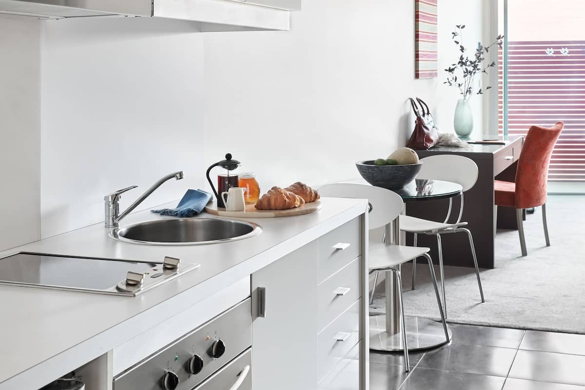 Frigorífico, microondas, placa de cocina y cafetera o tetera