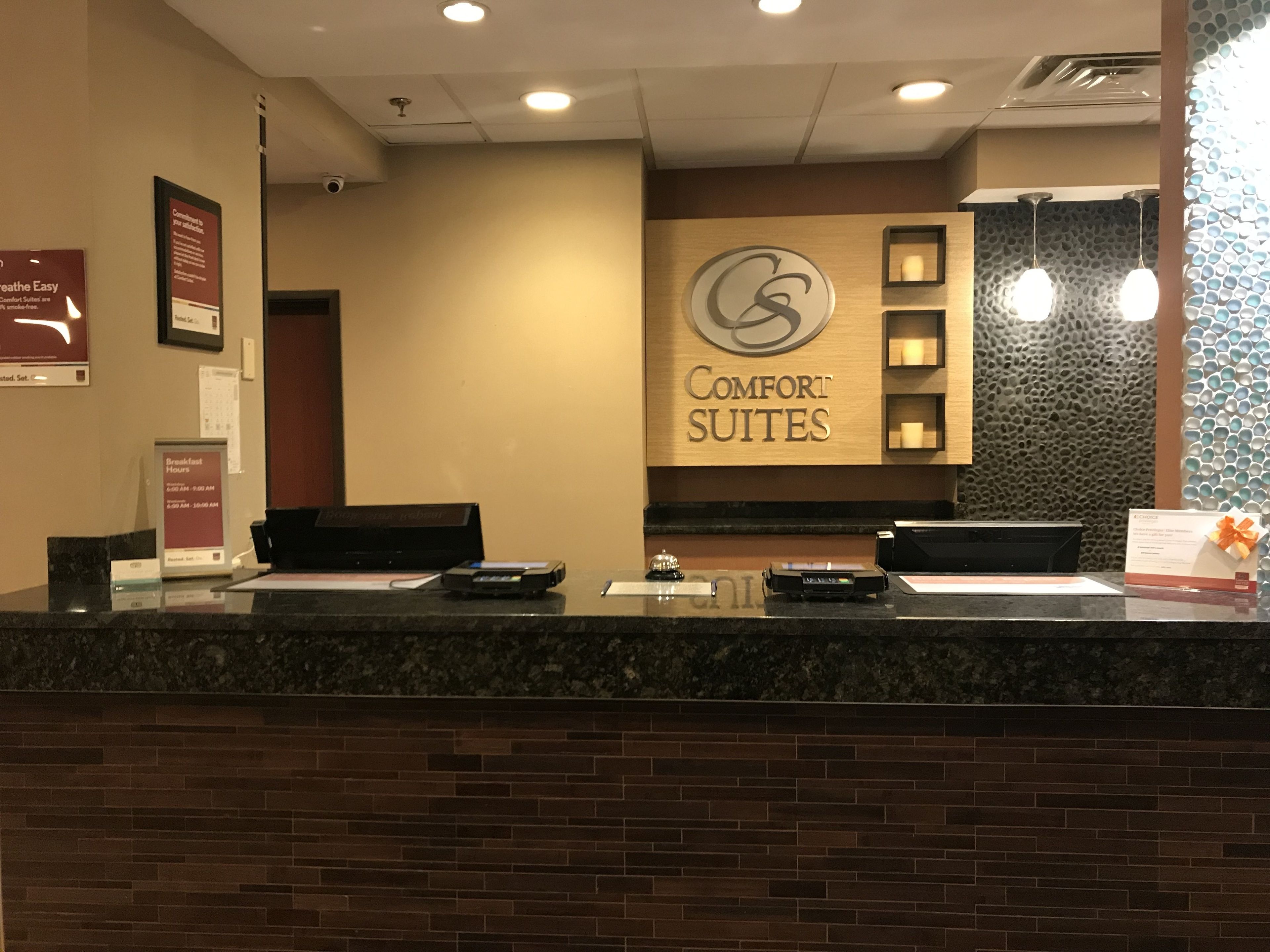 Una recepción de hotel con un cartel que dice 'Comfort Suites'.