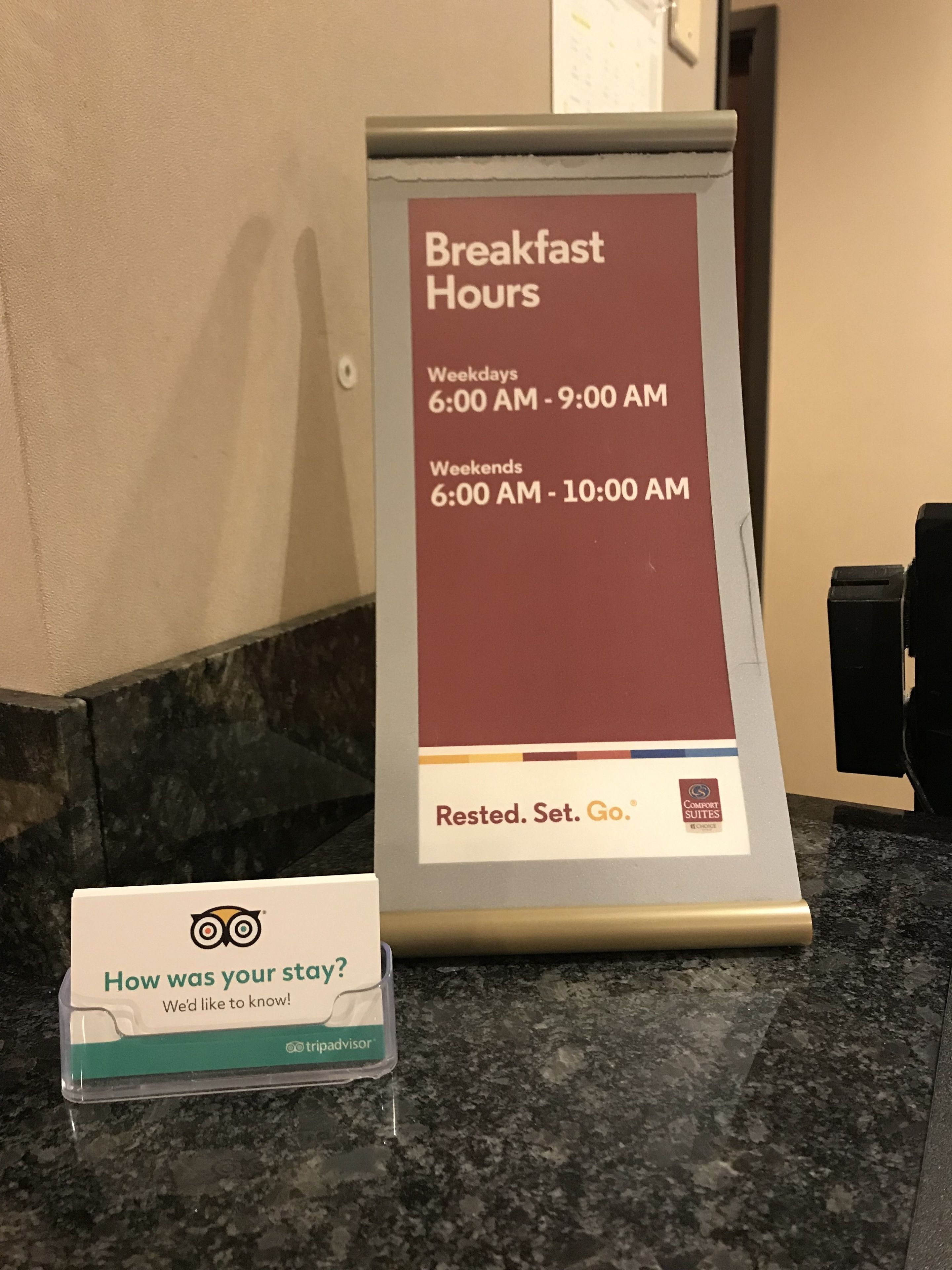 Un panneau indique les heures du petit-déjeuner : de 6h00 à 9h00 en semaine et de 6h00 à 10h00 le week-end.