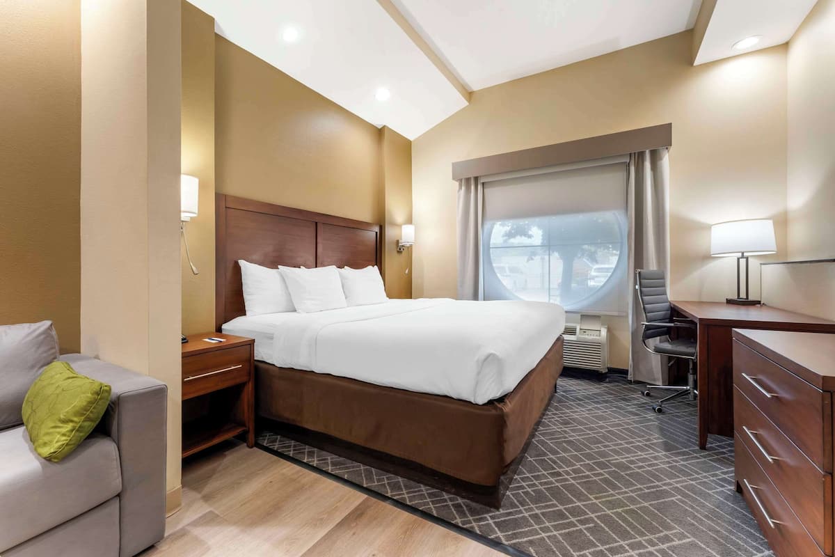 Executive suite, 1 kingsize bed, niet-roken, hot tub | Een bureau, een strijkplank/strijkijzer, gratis wifi, beddengoed