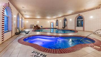 Una piscina cubierta