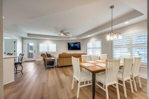 Suite, 1 King Bed, Non Smoking (Upgrade) | Premium bedding, individually decorated, individually furnished, desk - Tanglewood Resort on Lake Texoma, an Ascend Collection Resort (Pottsboro)