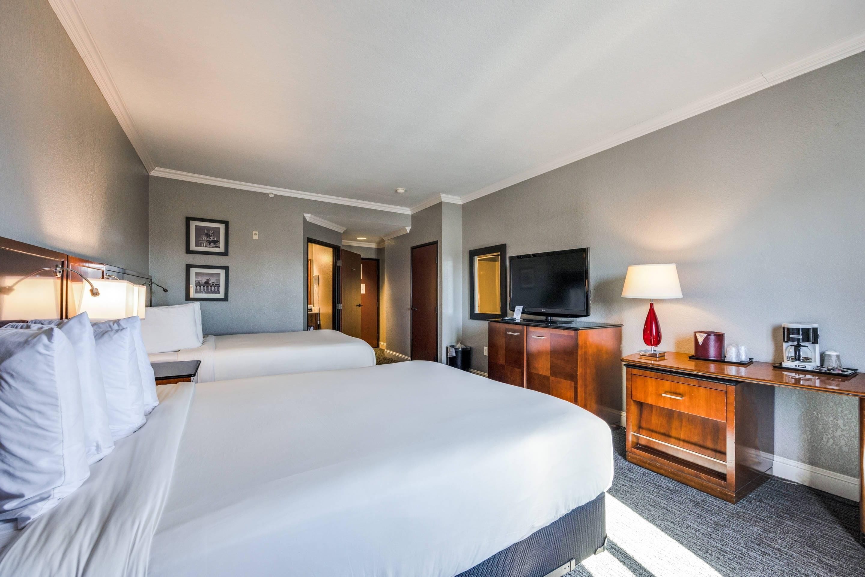 Chambre, 2 grands lits, accessible aux personnes à mobilité réduite, non-fumeurs (Lake View) | Literie de qualité supérieure, décoration personnalisée