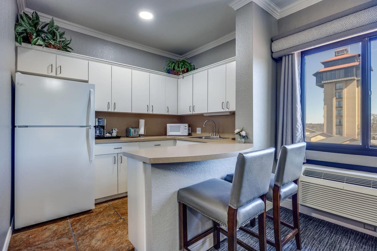 Suite, 1 King Bed, Non Smoking | Premium bedding, individually decorated, individually furnished, desk