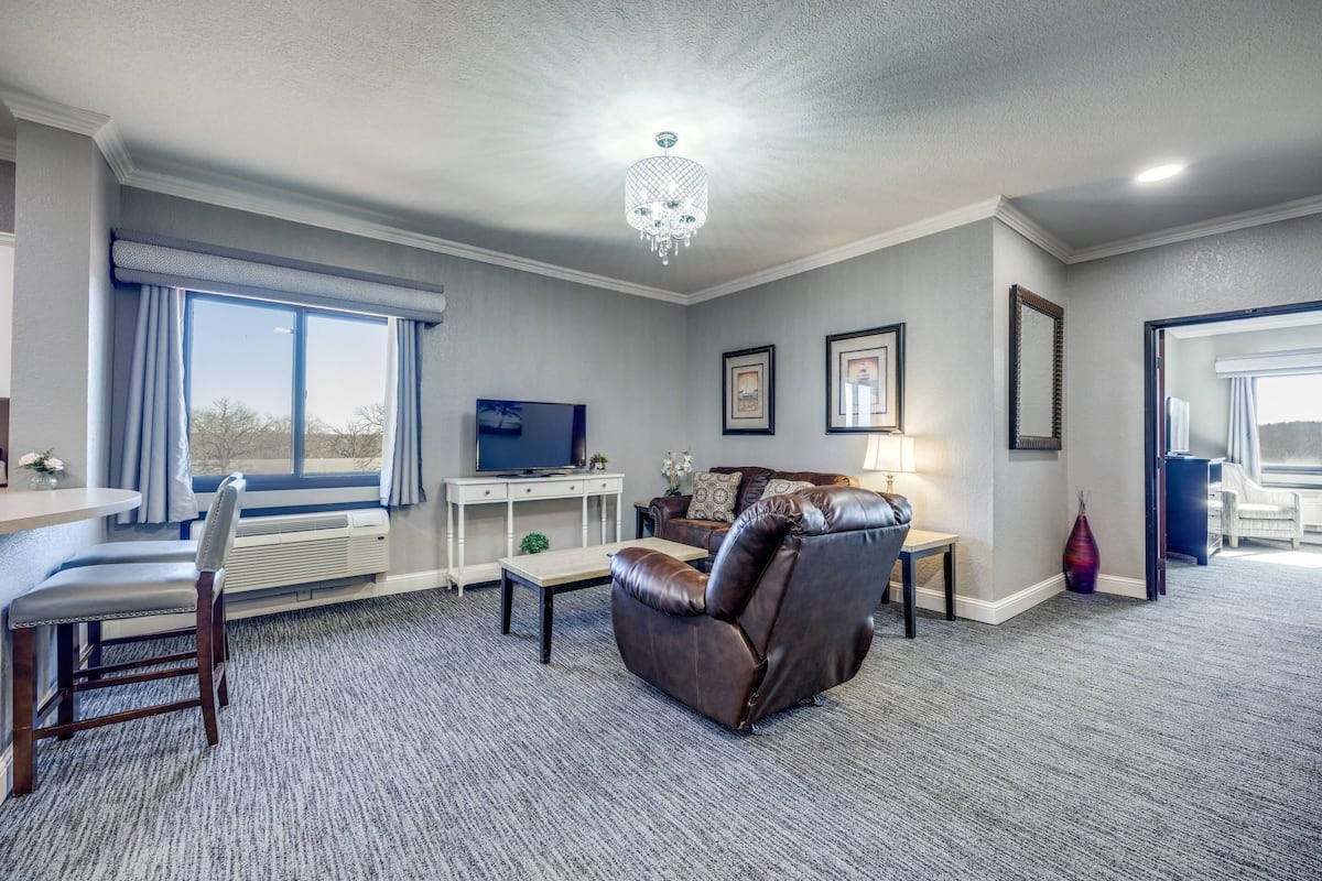 Suite, 1 King Bed, Non Smoking | Premium bedding, individually decorated, individually furnished, desk