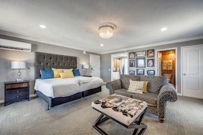 Suite, 1 King-Bett, Nichtraucher, Balkon | Hochwertige Bettwaren, individuell dekoriert, individuell eingerichtet