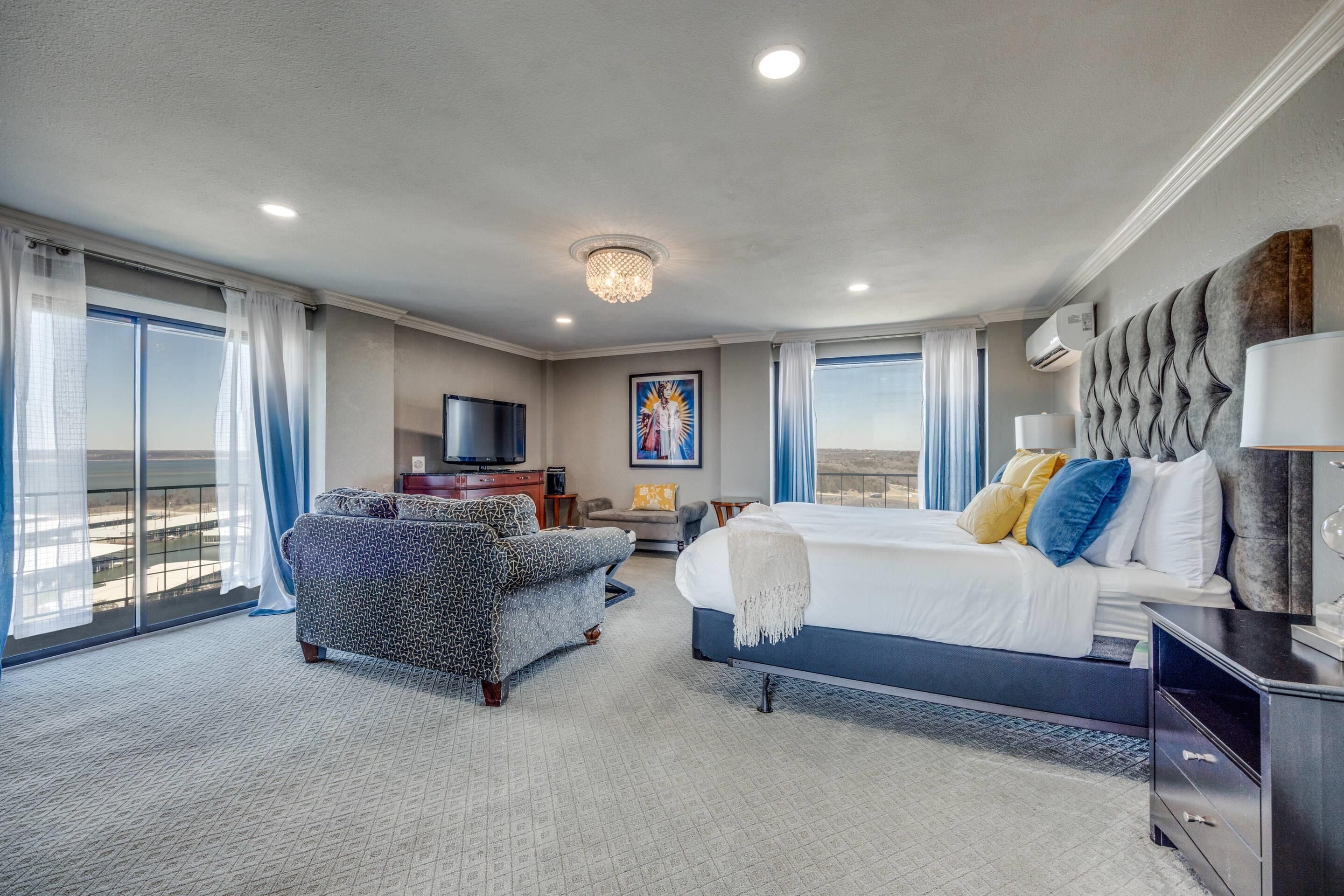 Suite, 1 King Bed, Non Smoking, Balcony | Premium bedding, individually decorated, individually furnished, desk